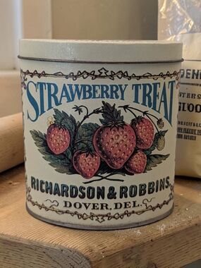 Vintage Strawberry Treat Tin Richardson & Robbins Dover Del  Cottagecore